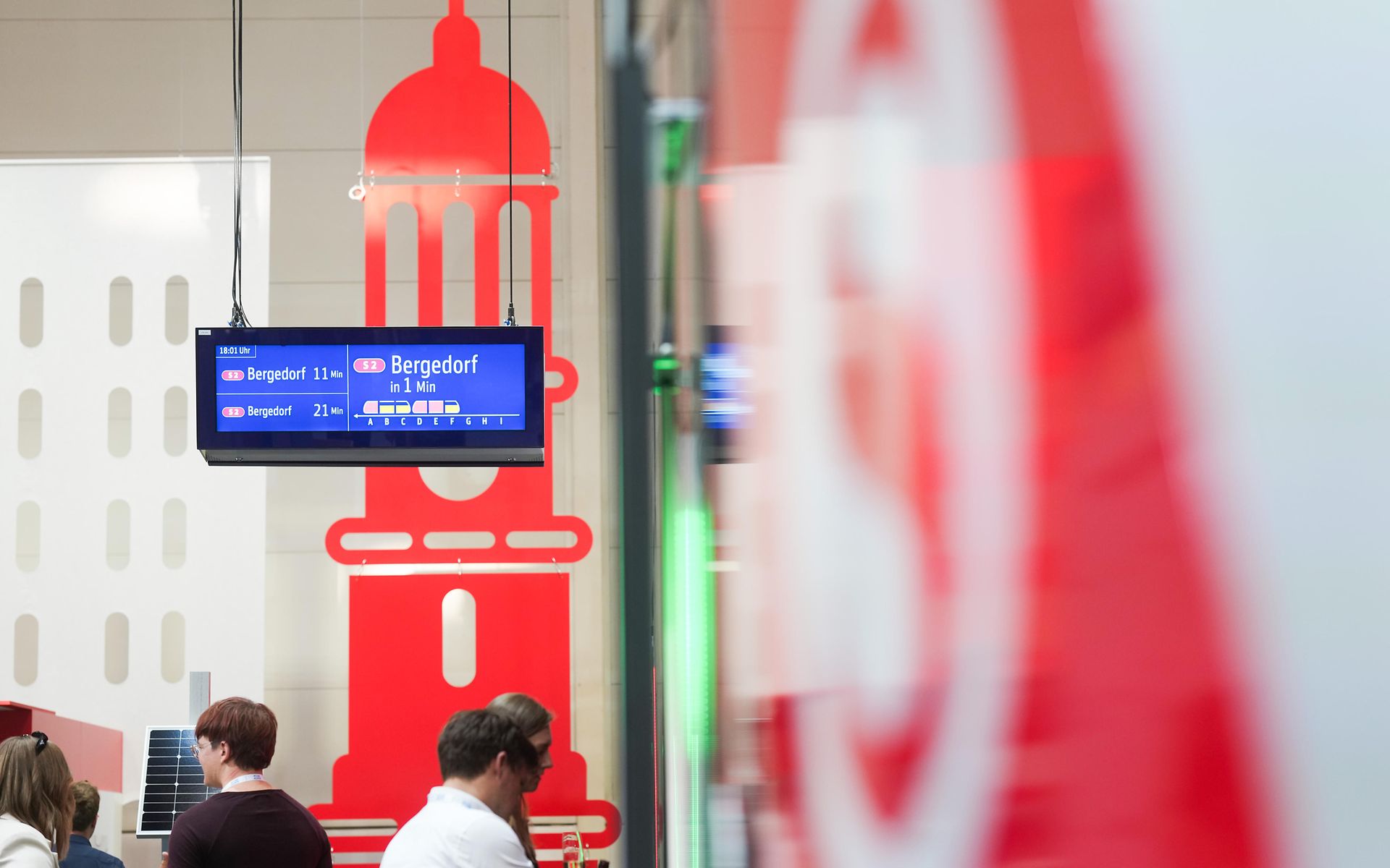 Auslastungsanzeige am Bahnsteig auf einer Messe