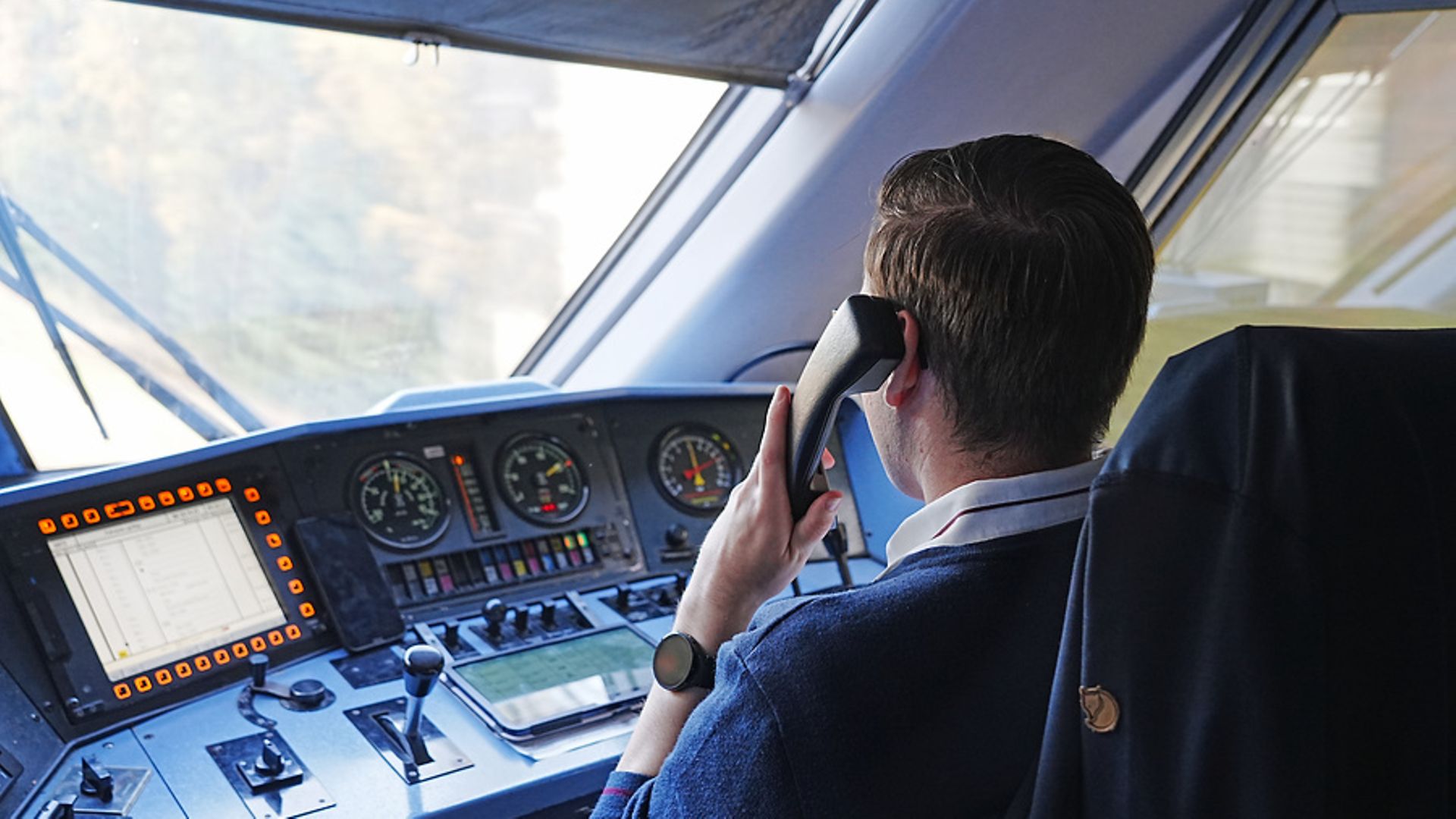 Triebfahrzeugführer am Telefonhörer