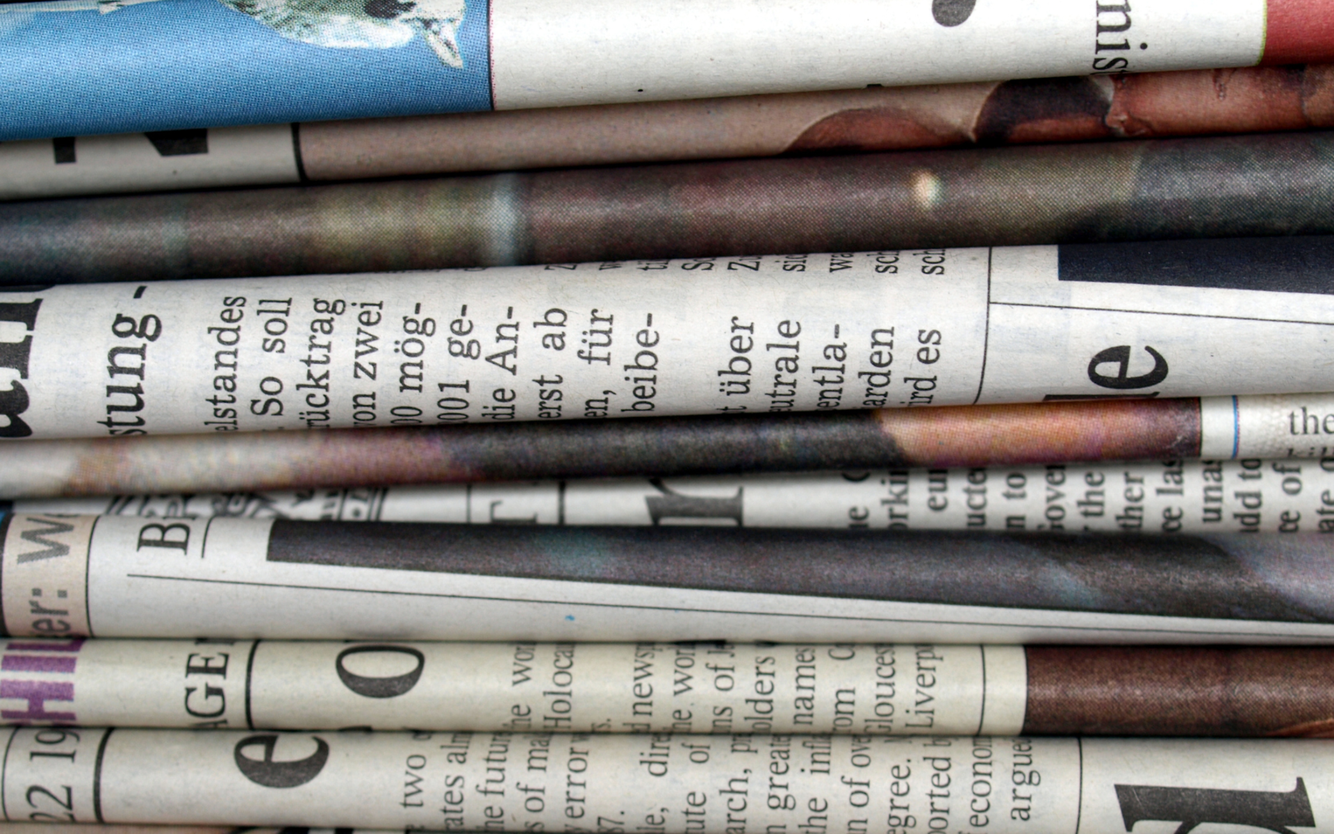 Zeitungen übereinander gestapelt