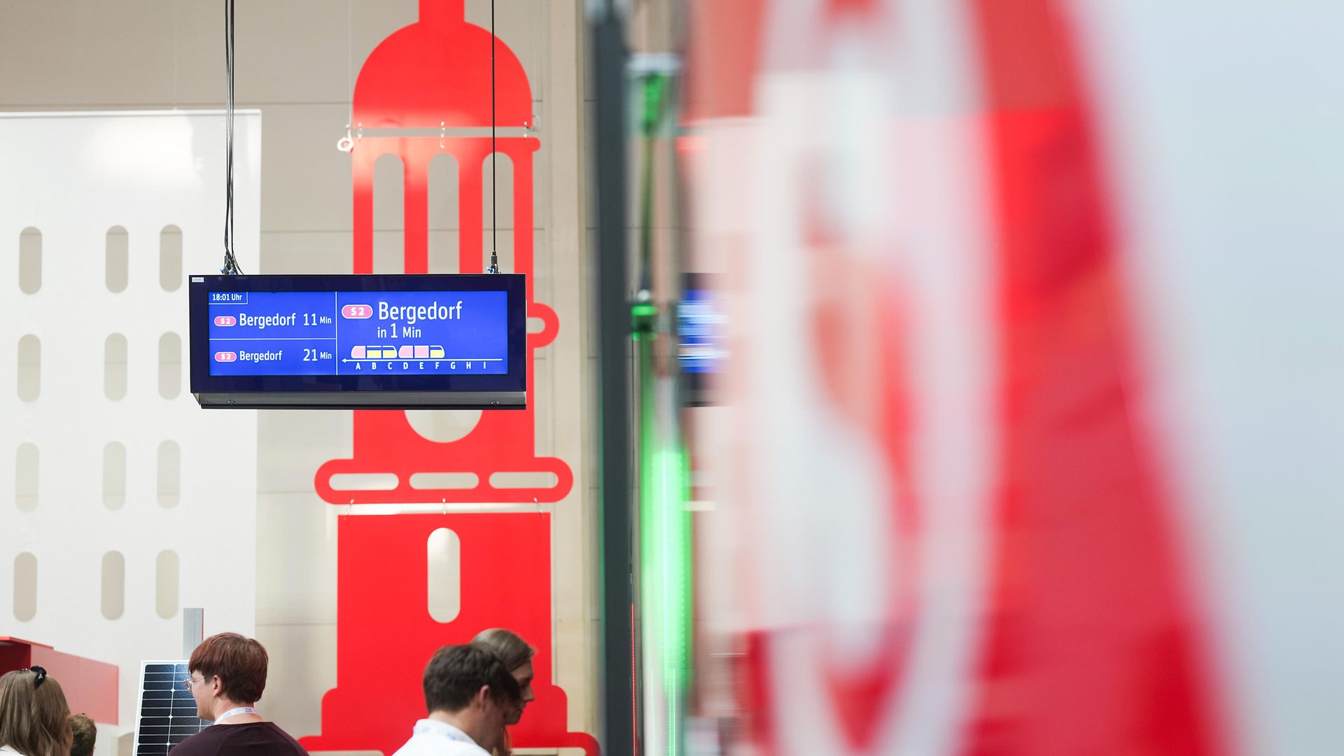 Auslastungsanzeige am Bahnsteig auf einer Messe