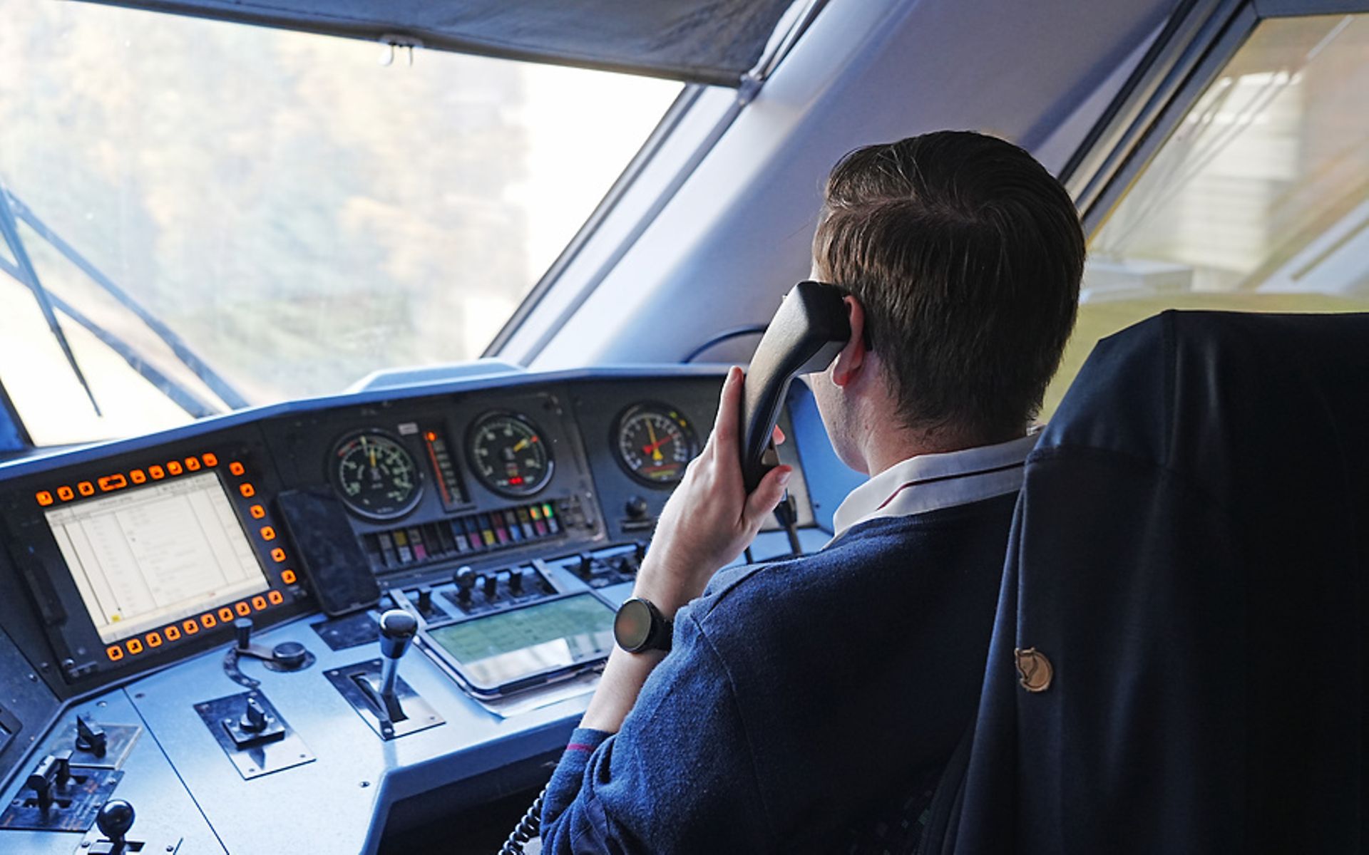 Triebfahrzeugführer am Telefonhörer